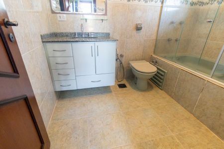 Casa para alugar com 350m², 3 quartos e 5 vagas Casa para alugar com 350m², 3 quartos e 5 vagasBanheiro da Suite 1