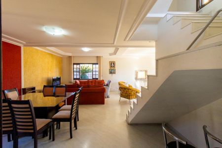 Casa para alugar com 350m², 3 quartos e 5 vagas Casa para alugar com 350m², 3 quartos e 5 vagasSala