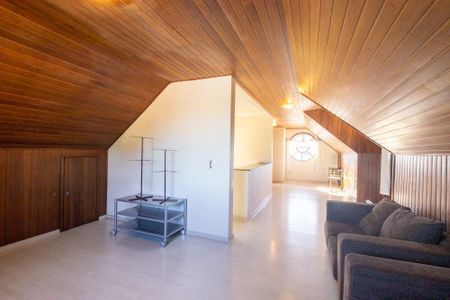 Casa para alugar com 350m², 3 quartos e 5 vagas Casa para alugar com 350m², 3 quartos e 5 vagasAtico
