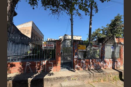 Casa à venda com 284m², 2 quartos e 3 vagas Casa à venda com 284m², 2 quartos e 3 vagasFachada