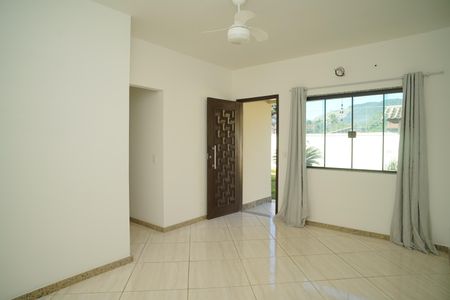 Sala de casa para alugar com 2 quartos, 130m² em Vale da Figueira, Maricá