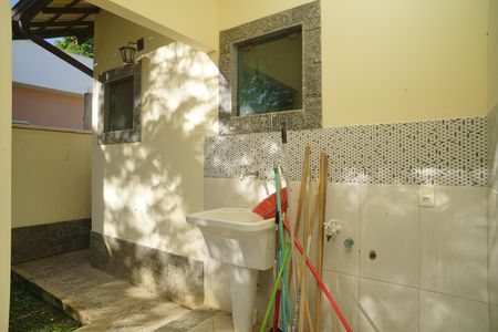 Área de Serviço de casa para alugar com 2 quartos, 130m² em Vale da Figueira, Maricá
