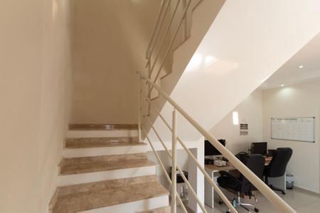 Casa para alugar com 210m², 3 quartos e 4 vagas Casa para alugar com 210m², 3 quartos e 4 vagasEscada