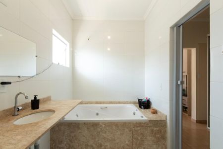 Casa para alugar com 210m², 3 quartos e 4 vagas Casa para alugar com 210m², 3 quartos e 4 vagasBanheiro Suíte