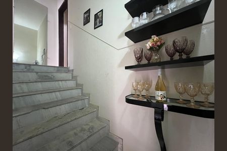 Casa à venda com 90m², 2 quartos e 1 vaga Casa à venda com 90m², 2 quartos e 1 vagaEscada