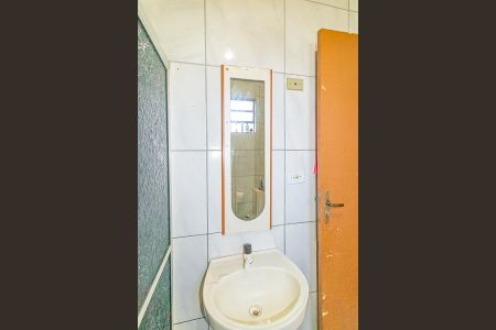 Banheiro social de casa à venda com 4 quartos, 220m² em Niterói, Canoas