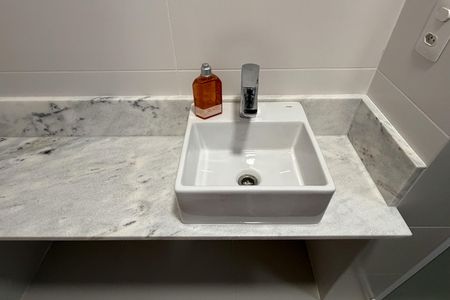 Banheiro da Suíte 1 de apartamento para alugar com 2 quartos, 87m² em Gonzaga, Santos