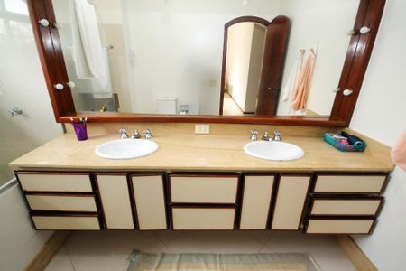 Banheiro Suíte 2 de casa para alugar com 5 quartos, 870m² em Vila Santo Antônio, Cotia