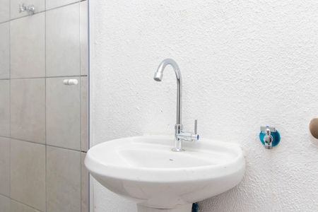 Casa para alugar com 30m², 1 quarto e 1 vaga Casa para alugar com 30m², 1 quarto e 1 vagaBanheiro