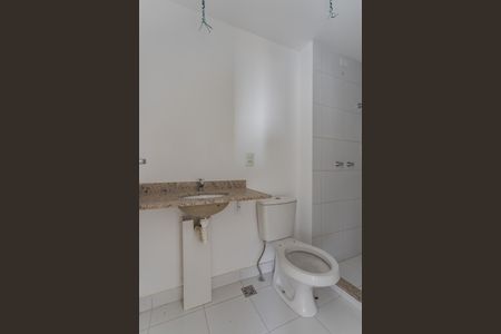 Banheiro de apartamento à venda com 2 quartos, 51m² em Humaitá, Porto Alegre