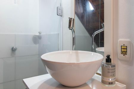 Banheiro de casa de condomínio à venda com 1 quarto, 25m² em Glória, Porto Alegre