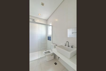 Casa para alugar com 360m², 3 quartos e 6 vagas Casa para alugar com 360m², 3 quartos e 6 vagasBanheiro da Suíte 2