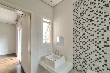 Casa para alugar com 360m², 3 quartos e 6 vagas Casa para alugar com 360m², 3 quartos e 6 vagasBanheiro da Suíte 1