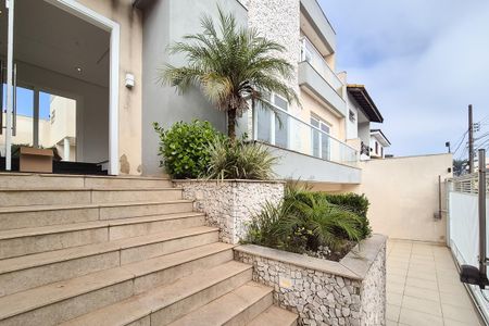 Casa para alugar com 360m², 3 quartos e 6 vagas Casa para alugar com 360m², 3 quartos e 6 vagasFachada