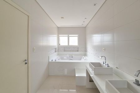 Casa para alugar com 360m², 3 quartos e 6 vagas Casa para alugar com 360m², 3 quartos e 6 vagasBanheiro da Suíte 3