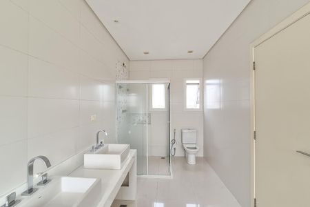 Casa para alugar com 360m², 3 quartos e 6 vagas Casa para alugar com 360m², 3 quartos e 6 vagasBanheiro da Suíte 3