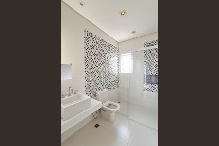 Casa para alugar com 360m², 3 quartos e 6 vagas Casa para alugar com 360m², 3 quartos e 6 vagasBanheiro da Suíte 1