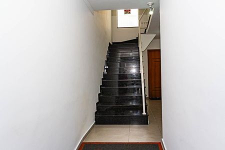 Escadas de casa de condomínio para alugar com 2 quartos, 43m² em Chácara Mafalda, São Paulo