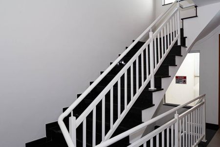 Casa de condomínio para alugar com 43m², 2 quartos e sem vaga Casa de condomínio para alugar com 43m², 2 quartos e sem vagaEscadas