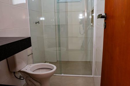 Banheiro de casa de condomínio para alugar com 2 quartos, 43m² em Chácara Mafalda, São Paulo