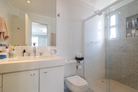 Apartamento à venda com 81m², 2 quartos e 1 vaga Apartamento à venda com 81m², 2 quartos e 1 vagaBanheiro da Suíte