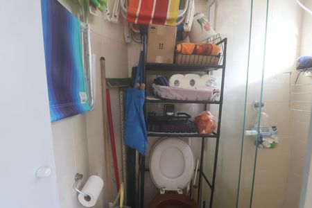 Banheiro de serviço de apartamento para alugar com 2 quartos, 62m² em Jardim Tres Marias, Guarujá