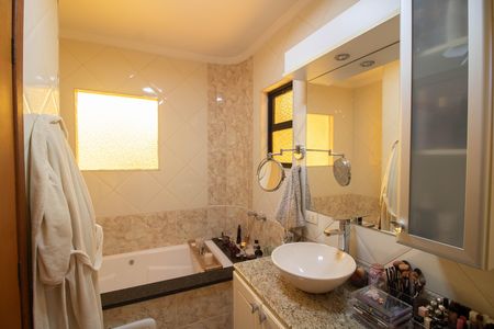 Casa de condomínio à venda com 214m², 3 quartos e 2 vagas Casa de condomínio à venda com 214m², 3 quartos e 2 vagasBANHEIRO DA SUÍTE