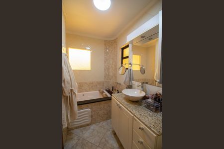 Casa de condomínio à venda com 214m², 3 quartos e 2 vagas Casa de condomínio à venda com 214m², 3 quartos e 2 vagasBANHEIRO DA SUÍTE
