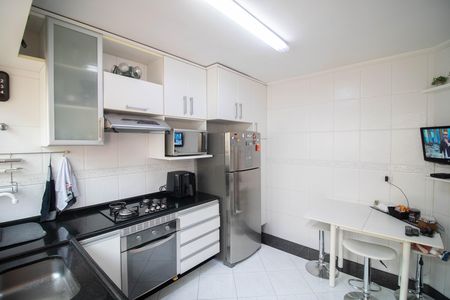 COZINHA de casa de condomínio à venda com 3 quartos, 214m² em Chora Menino, São Paulo