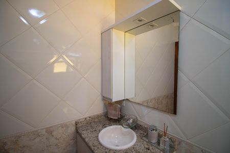 BANHEIRO de casa de condomínio à venda com 3 quartos, 214m² em Chora Menino, São Paulo