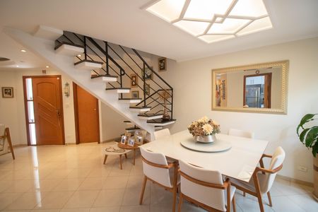 SALA de casa de condomínio à venda com 3 quartos, 214m² em Chora Menino, São Paulo