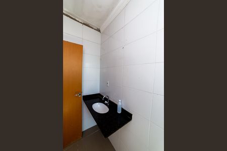 Banheiro Social de casa de condomínio para alugar com 2 quartos, 64m² em Santo Andre, Belo Horizonte