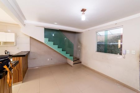 Sala de casa de condomínio para alugar com 2 quartos, 64m² em Santo Andre, Belo Horizonte