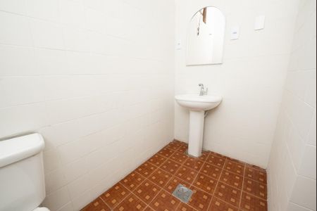 Banheiro 2 de casa para alugar com 3 quartos, 360m² em Industrial, Contagem