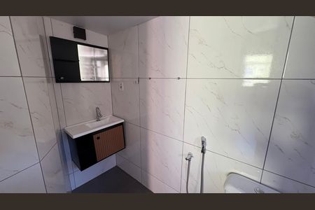 Banheiro da Suíte 1 de apartamento para alugar com 3 quartos, 70m² em Itamarati, Petrópolis