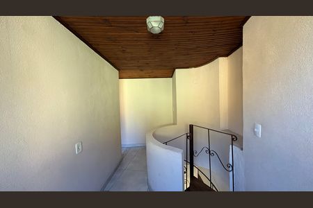 Corredor de apartamento para alugar com 3 quartos, 70m² em Itamarati, Petrópolis