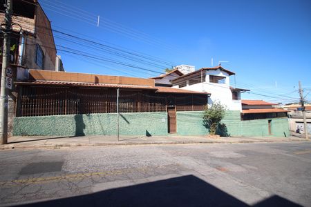 Casa para alugar com 280m², 2 quartos e 5 vagasFachada