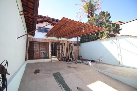 Casa para alugar com 280m², 2 quartos e 5 vagasQuintal