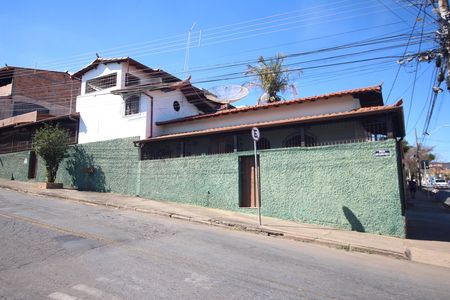 Fachada de casa para alugar com 2 quartos, 280m² em Milionários, Belo Horizonte