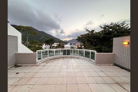Casa de condomínio para alugar com 420m², 4 quartos e 2 vagas Casa de condomínio para alugar com 420m², 4 quartos e 2 vagasTerraço