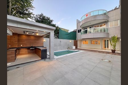 Casa de condomínio para alugar com 420m², 4 quartos e 2 vagas Casa de condomínio para alugar com 420m², 4 quartos e 2 vagasÁrea externa