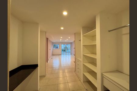 Casa de condomínio para alugar com 420m², 4 quartos e 2 vagas Casa de condomínio para alugar com 420m², 4 quartos e 2 vagasSuíte 2 - Closet