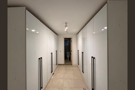 Casa de condomínio para alugar com 420m², 4 quartos e 2 vagas Casa de condomínio para alugar com 420m², 4 quartos e 2 vagasSuíte 1 - Closet