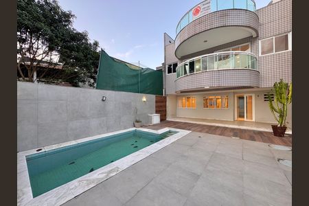 Casa de condomínio para alugar com 420m², 4 quartos e 2 vagas Casa de condomínio para alugar com 420m², 4 quartos e 2 vagasÁrea externa