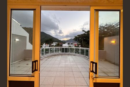 Casa de condomínio para alugar com 420m², 4 quartos e 2 vagas Casa de condomínio para alugar com 420m², 4 quartos e 2 vagasTerraço
