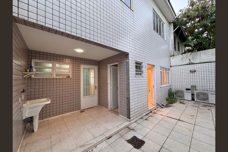Casa de condomínio para alugar com 420m², 4 quartos e 2 vagas Casa de condomínio para alugar com 420m², 4 quartos e 2 vagasÁrea de Serviço