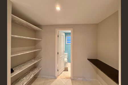 Casa de condomínio para alugar com 420m², 4 quartos e 2 vagas Casa de condomínio para alugar com 420m², 4 quartos e 2 vagasSuíte 3 - Closet