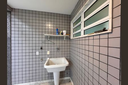 Casa de condomínio para alugar com 420m², 4 quartos e 2 vagas Casa de condomínio para alugar com 420m², 4 quartos e 2 vagasÁrea de Serviço