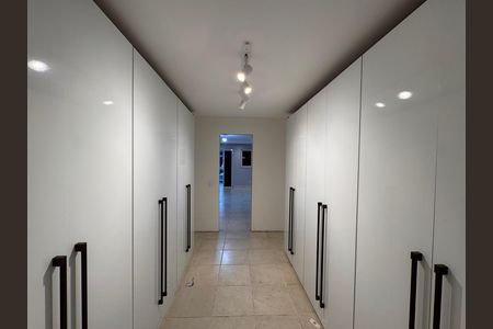 Casa de condomínio para alugar com 420m², 4 quartos e 2 vagas Casa de condomínio para alugar com 420m², 4 quartos e 2 vagasSuíte 1 - Closet