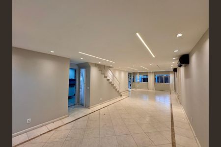 Casa de condomínio para alugar com 420m², 4 quartos e 2 vagas Casa de condomínio para alugar com 420m², 4 quartos e 2 vagasSala